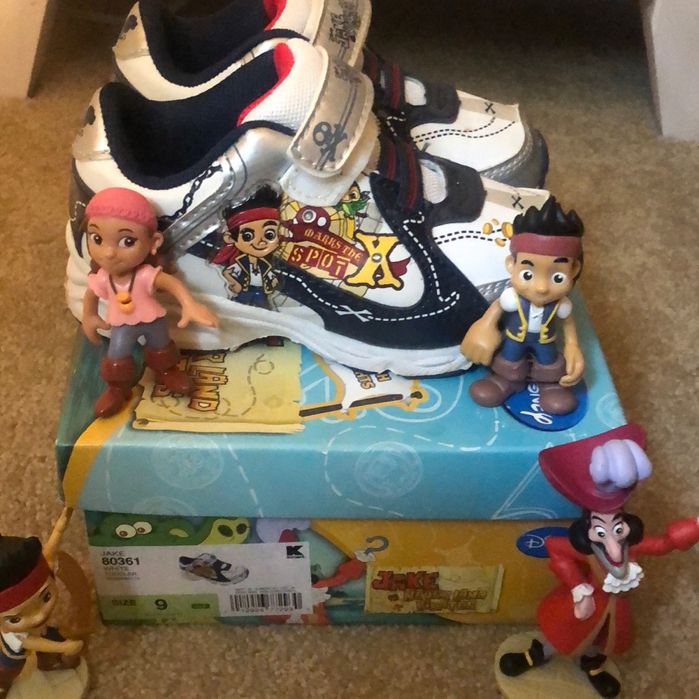 Jake and the Netherlands pirates boy sneakers size 9 with box and 4 figurines.